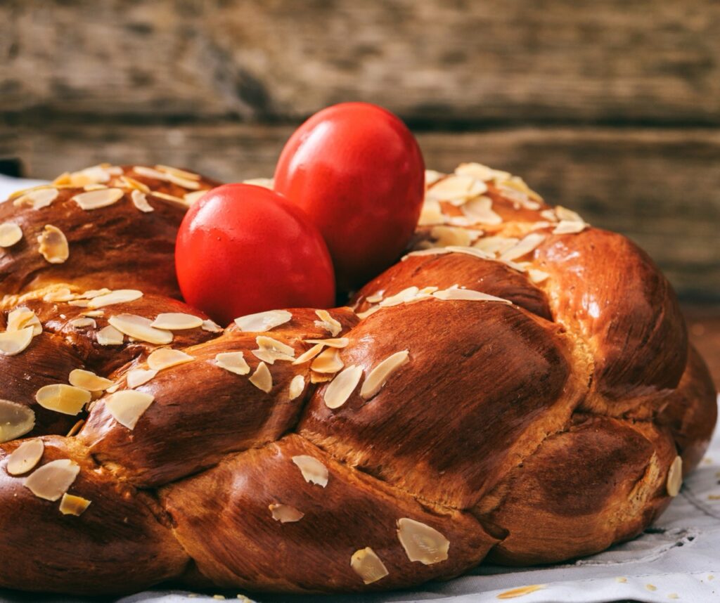 Tsoureki, grecki chlebek wielkanocny.