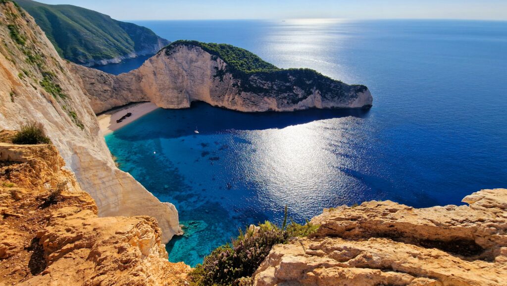 Zatoka Wraku na Zakynthos – widok z klifu na turkusowe morze i słynną plażę Navagio