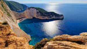 Zatoka Wraku na Zakynthos – widok z klifu na turkusowe morze i słynną plażę Navagio