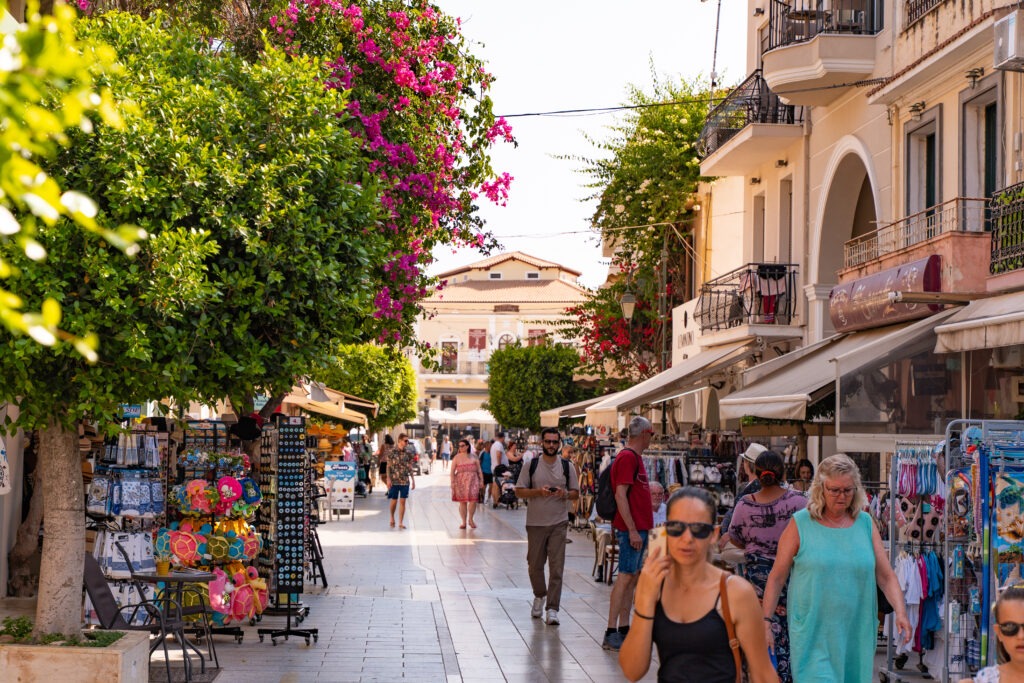 Ulica handlowa w Zante Town na Zakynthos z kwitnącymi bugenwillami i sklepikami z pamiątkami