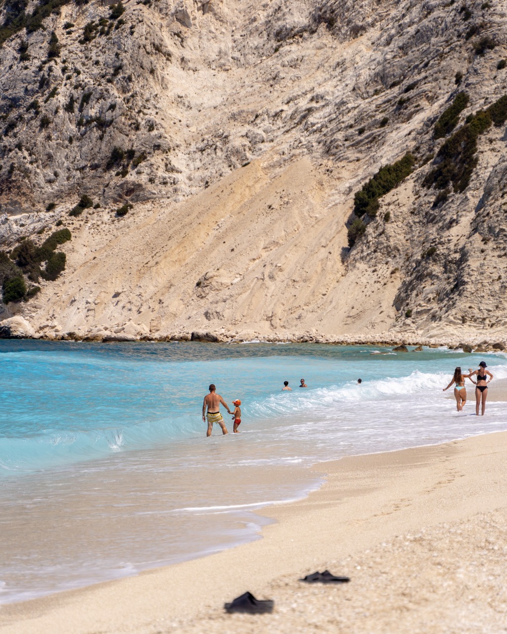 Plaża Myrtos na Kefalonii z turkusową wodą i stromymi klifami