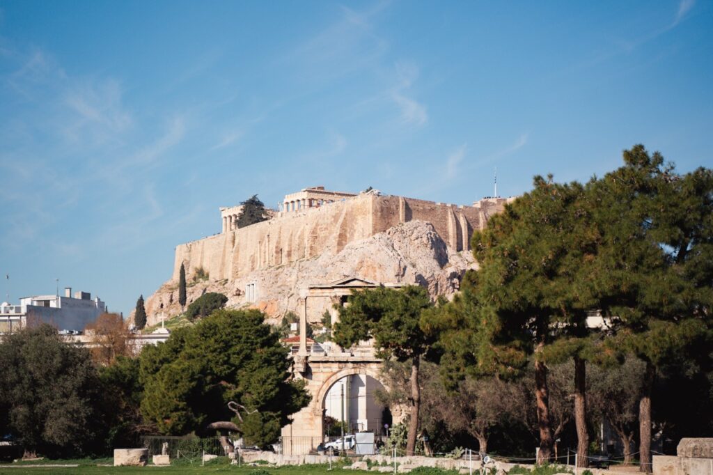 Widok na Akropol w Atenach z Partenonem i Łukiem Hadriana na pierwszym planie