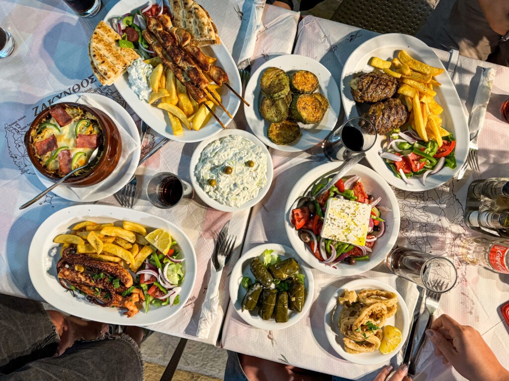 Grecka kolacja podczas wakacji 2026 w Grecji – tradycyjne dania