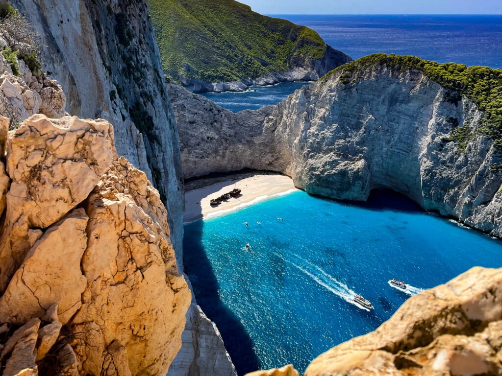 Wakacje 2026. Zatoka Wraku na Zakynthos, błękitne morze, białe klify i słynny wrak statku na plaży