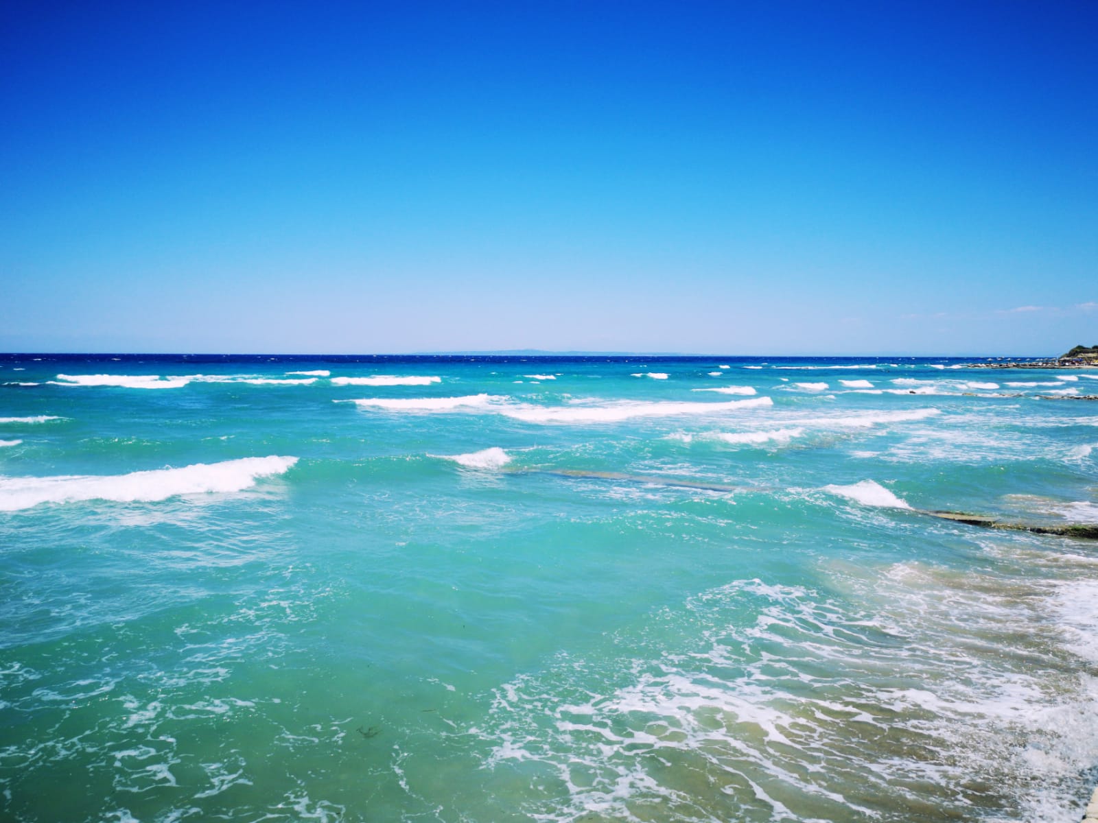 Plaża Tragaki na Zakynthos z turkusową wodą i delikatnymi falami Morza Jońskiego