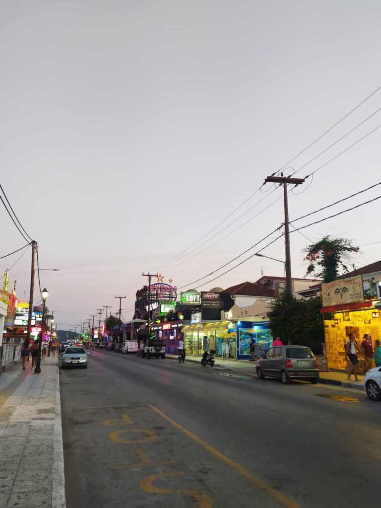 ulica Laganas pełna barów i klubów nocnych