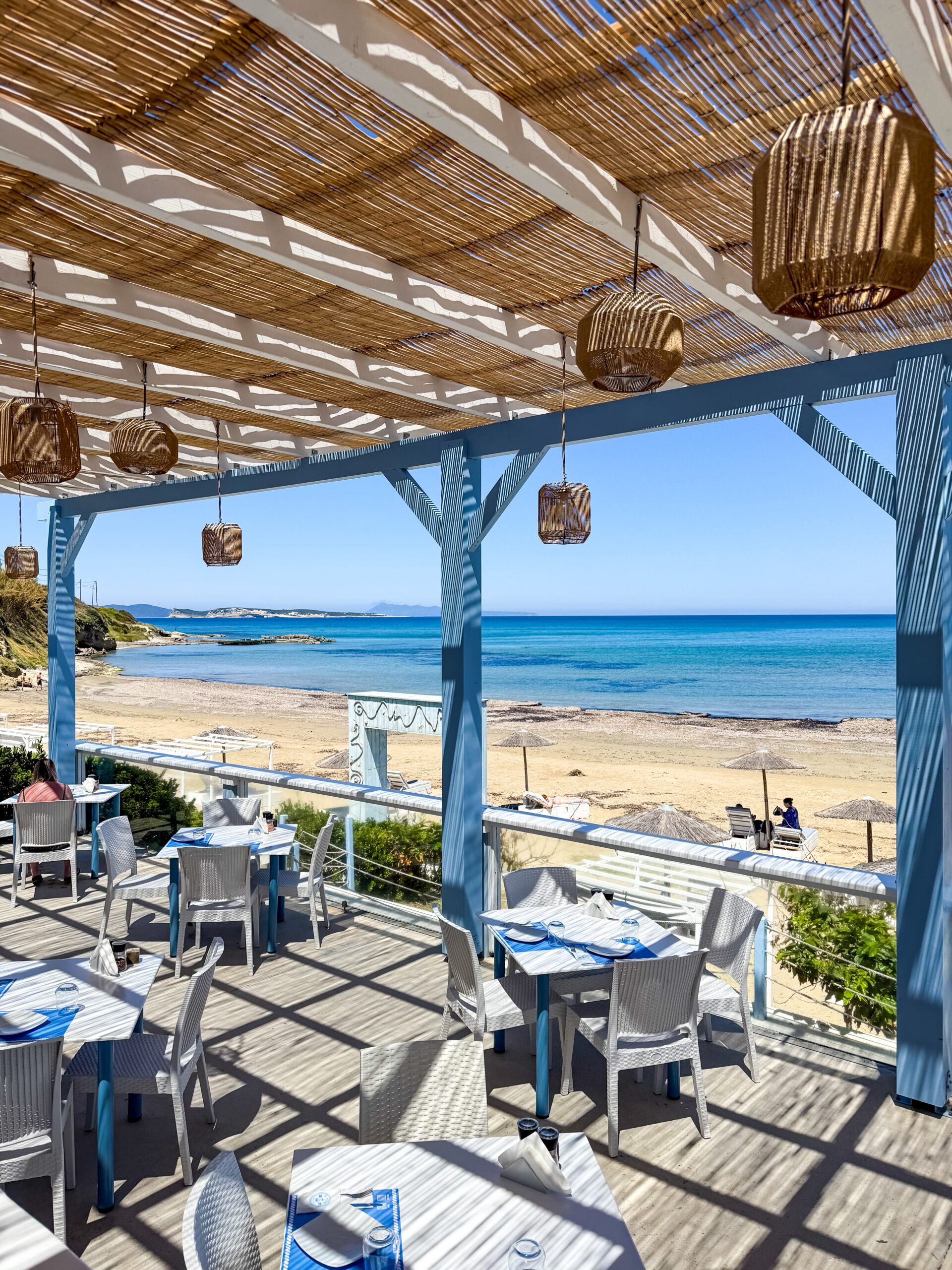 Restauracja z widokiem na plażę Agios Stefanos na Korfu