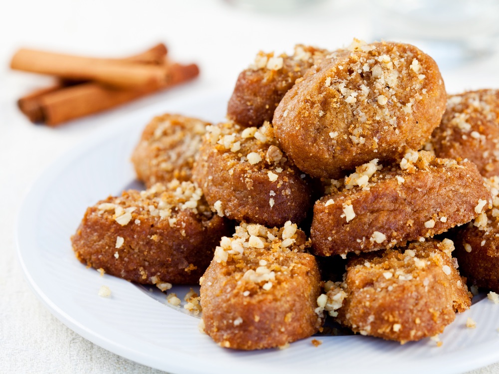 Greckie ciasteczka Melomakarona polane miodem i posypane orzechami, tradycyjny świąteczny wypiek.