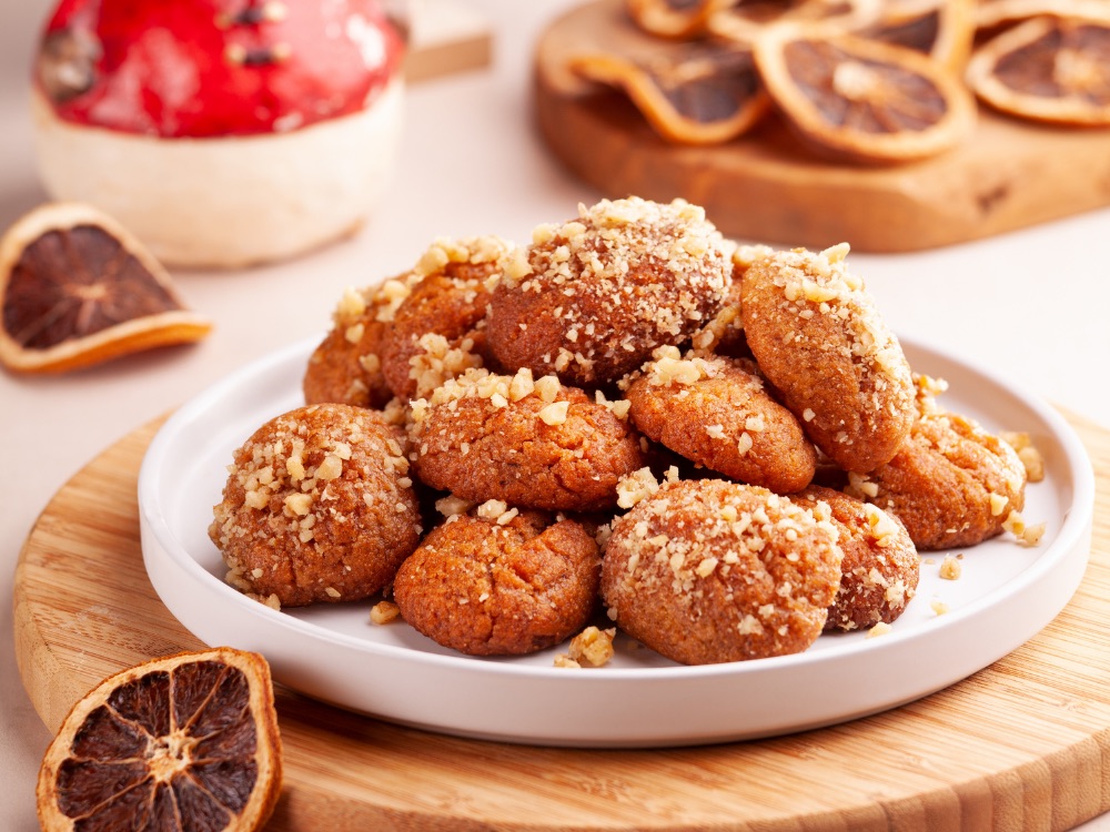 Miodowe greckie ciasteczka Melomakarona posypane orzechami włoskimi, świąteczna grecka słodycz.