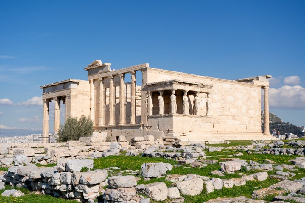 Który miesiąc jest najlepszy na zwiedzanie Aten?
