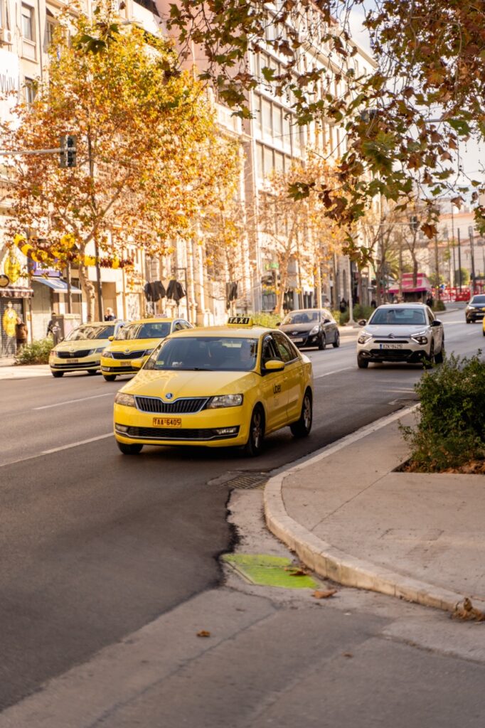 żółte taksówki w Atenach w Grecji
