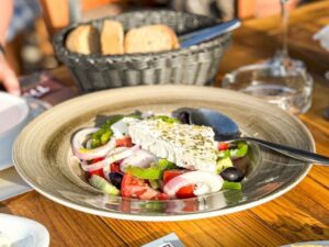 prawdziwa sałatka grecka z fetą i oliwkami w tawernie