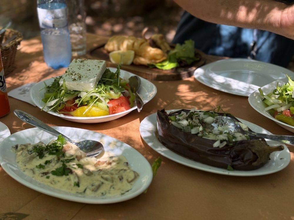 sałatka grecka z rukolą i fetą w restauracji w Grecji
