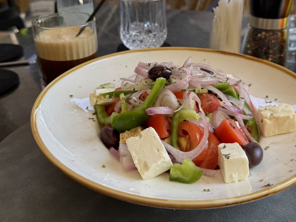 sałatka grecka składniki pomidory ogórek cebula feta oliwki