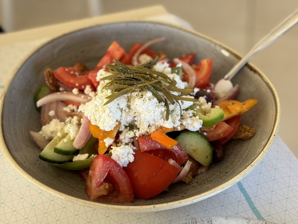 sałatka grecka z pokruszoną fetą i dodatkami nowoczesna wersja