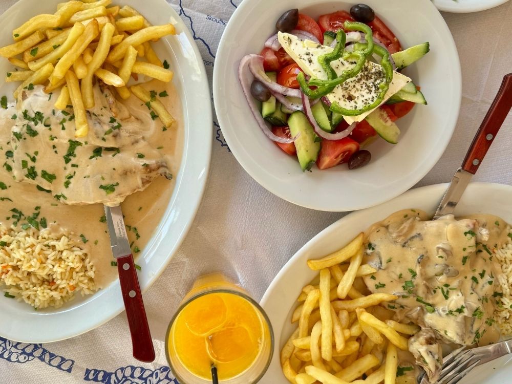 sałatka grecka jako dodatek do obiadu w greckiej tawernie