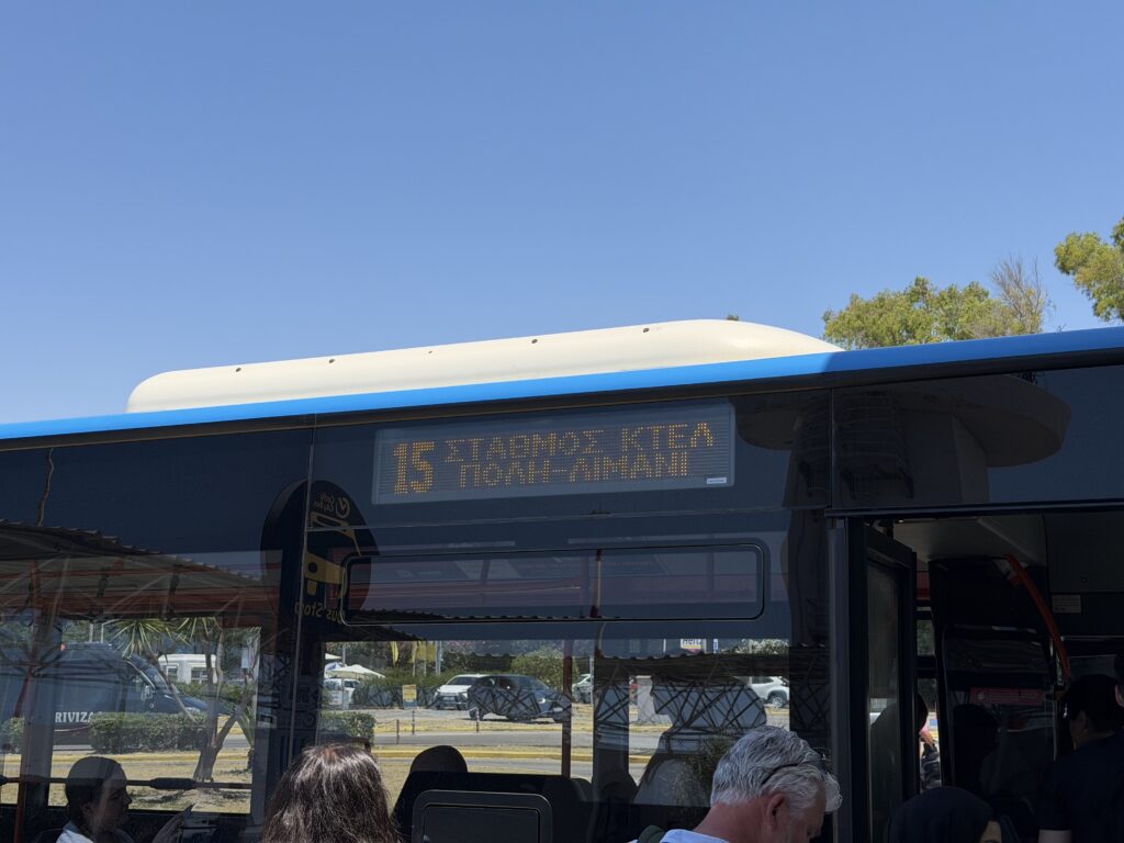 Wyświetlacz niebieskiego autobusu linii 15 kursującego z lotniska przez miasto Korfu do portu