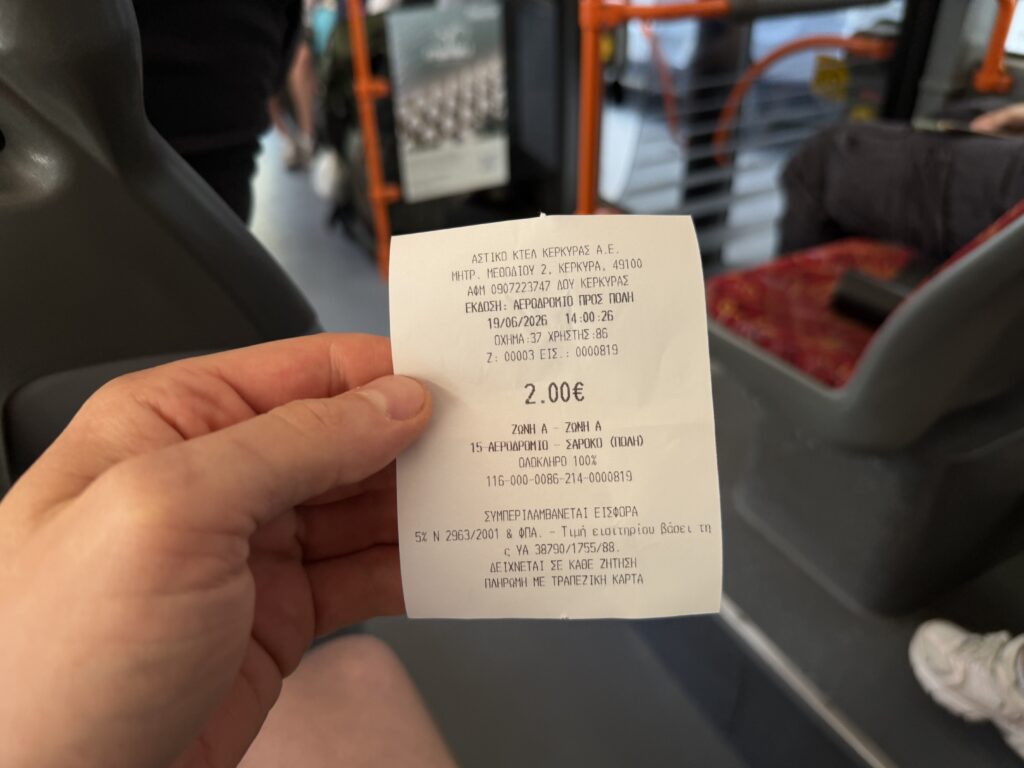 Bilet za 2 euro kupiony w autobusie linii 15 z lotniska do centrum miasta Korfu