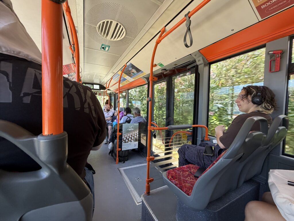 Pasażerowie wewnątrz klimatyzowanego autobusu miejskiego Corfu City Bus na Korfu