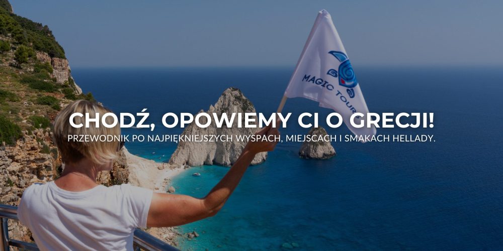 Kobieta z flagą Magic Tours na tle klifów i turkusowego morza na Zakynthos, Grecja.