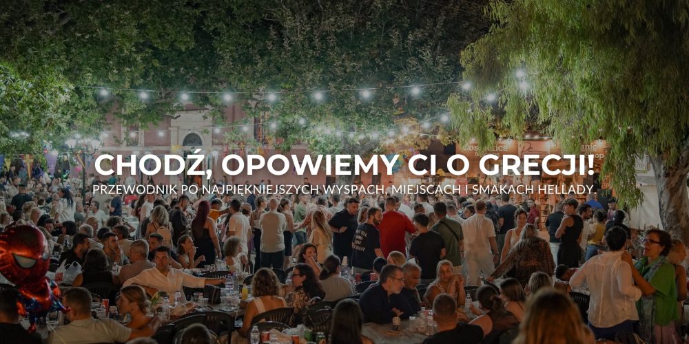 Tłum ludzi na tradycyjnym greckim festynie z muzyką, tańcem i światełkami.