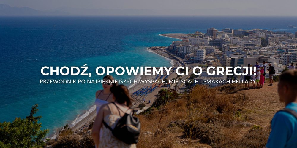 Widok na miasto Rodos i plażę Elli z góry, z turystami podziwiającymi panoramę.